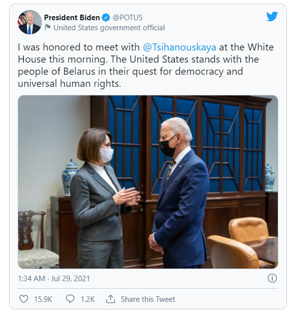 조 바이든 미국 대통령은 28일(현지시간) 트위터에 백악관 실내에서 마스크를 착용하고 있는 모습을 올렸다. 조 바이든 미 대통령 트위터 캡처