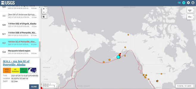 28일(현지시간) 오후 10시 15분경 미국 알래스카주 인근 해상에서 규모 8.2의 강진(하늘색 원)이 발생해 쓰나미 경보가 발효됐다. 미국 지질조사국(USGS) 홈페이지 캡처