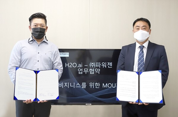 협약식 후 기념촬영 모습(왼쪽부터), 유효정 H2O.ai 한국지사장, 파워젠 이정규 대표