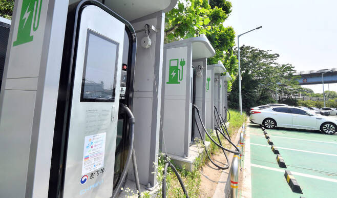 환경부가 서울 마포구에 운영 중인 전기차용 급속 충전기.
