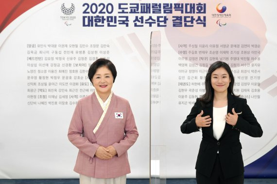 [서울=뉴시스] 김정숙 여사가 29일 청와대 무궁화실에서 영상을 통해 ‘2020 도쿄패럴림픽 대한민국 선수단 결단식’에 격려사를 전하고 있다. (사진=청와대 제공) 2021.07.29. photo@newsis.com *재판매 및 DB 금지 <저작권자ⓒ 공감언론 뉴시스통신사. 무단전재-재배포 금지.> /사진=뉴시스화상