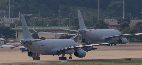 해외파병 임무 수행 중 신종 코로나바이러스 감염증(코로나19) 확진자가 집단 발병한 청해부대 제34진 장병들을 태운 공군 다목적 공중급유수송기 KC-330 '시그너스'가 지난 20일 오후 경기도 성남시 서울공항에 착륙하고 있다. 2021.7.20/뉴스1 © News1 김영운 기자 /사진=뉴스1