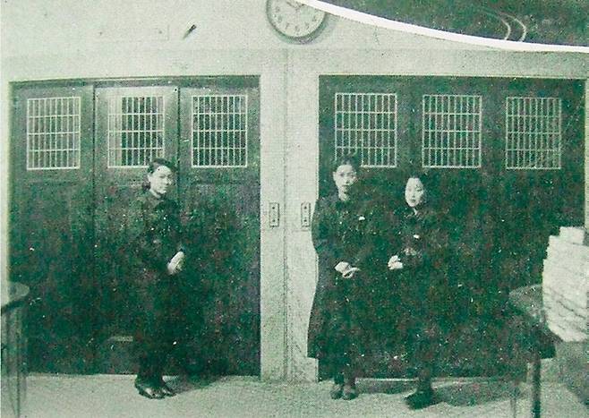 화신백화점 엘리베이터( 수록, 신세계상업사박물관 소장).