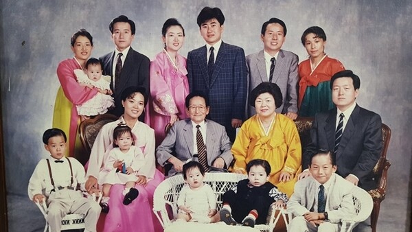 부친이 별세하기 1년 전인 1991년 찍은 가족사진, 뒷줄 맨왼쪽이 필자 부부다. 박효삼 주주통신원 제공