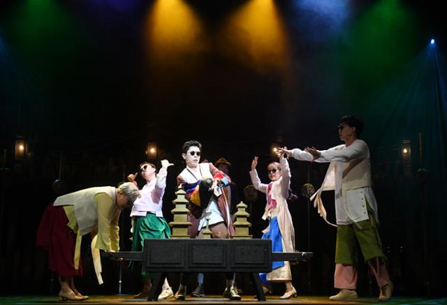 뮤지컬 '판'에서 배우들이 꼭두각시 놀음을 통해 사또의 땅 투기를 풍자하고 있다. 'LH 땅 투기 사태'를 비꼰 설정이다. 국립정동극장 제공