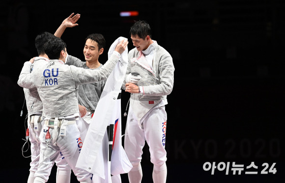 한국 펜싱 남자 대표팀(오상욱·구본길·김정환·김준호)이 28일 일본 지바의 마쿠하리 메세홀B에서 열린 2020 도쿄올림픽 남자 사브르 단체전 결승에서 이탈리아를 45-26으로 제압하고 금메달을 차지했다. 선수들이 시상식에서 금메달을 들고 포즈를 취하고 있다. [사진=정소희 기자]