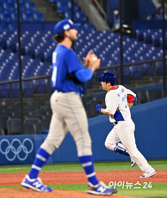 2020 도쿄올림픽 야구 B조 조별리그 대한민국 대 이스라엘 경기가 29일 일본 요코하마 스타디움에서 펼쳐졌다. 한국 김현수가 7회말 무사 동점 솔로홈런을 날린 후 그라운드를 돌고 있다.