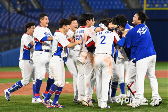 2020 도쿄올림픽 야구 B조 조별리그 대한민국 대 이스라엘 경기가 29일 일본 요코하마 스타디움에서 펼쳐졌다. 한국 야구대표팀이 연장 10회말 2사 만루 양의지가 몸에 맞는 볼로 끝내기 타점을 올리며 6-5로 승리를 거두자 기뻐하고 있다.