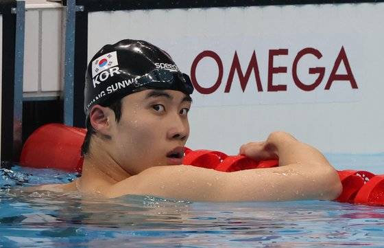 29일 도쿄 아쿠아틱스 센터에서 열린 남자 자유형 100m 결승 경기 레이스를 마치고 전광판 기록을 살펴보고 있다. 올림픽사진공동취재단