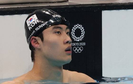 29일 도쿄 아쿠아틱스 센터에서 열린 남자 자유형 100m 결승 경기 레이스를 마치고 전광판 기록을 살펴보고 있다. 올림픽사진공동취재단