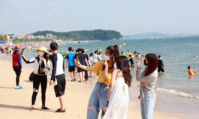 낮 최고기온 35도에 육박한 지난 24일 충남 보령시 대천해수욕장. 연합뉴스