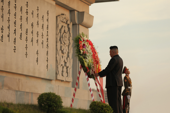 North Korean leader Kim Jong-un places a wreath at the Friendship Tower, commemorating Chinese soldiers who were killed in the Korean War, in Pyongyang on Wednesday, in a photo carried by the North’s Korean Central News Agency (KCNA). [KCNA]