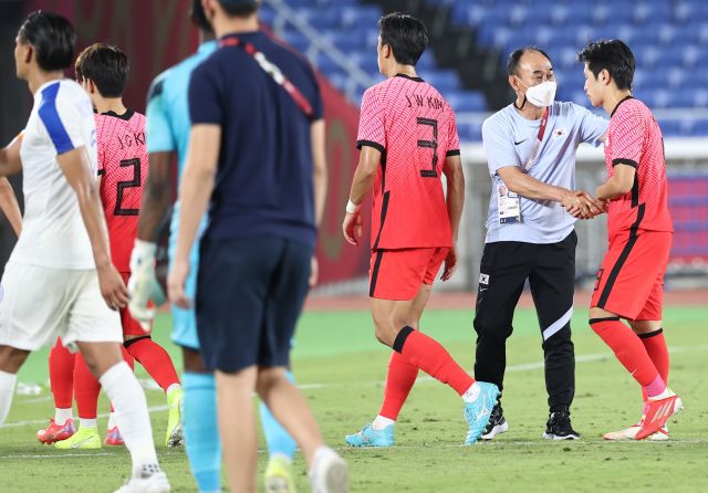 28일 요코하마 국제경기장에서 열린 도쿄올림픽 남자축구 조별리그 B조 3차전 대한민국 대 온두라스의 경기가 끝난 뒤 김학범 감독이 이강인을 격려하고 있다. 연합뉴스