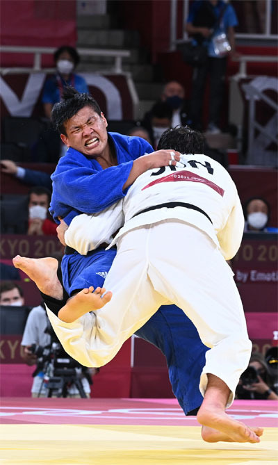 한국 유도 간판 조구함이 29일 일본 도쿄 일본무도관에서 열린 2020 도쿄올림픽 유도 남자 100㎏급 결승에서 일본의 에런 울프를 상대로 선전을 펼치고 있다. 조구함은 한판패로 금메달을 목에 걸지 못했지만 한국 유도대표팀에 값진 은메달을 선사했다.  [도쿄 = 한주형 기자]