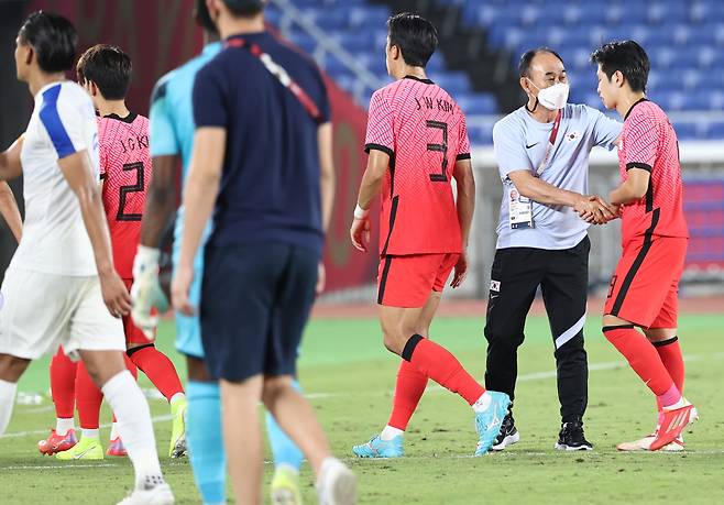 28일 요코하마 국제경기장에서 열린 도쿄올림픽 남자축구 조별리그 B조 3차전 대한민국 대 온두라스의 경기가 끝난 후 김학범 감독이 경기를 마치고 나오는 이강인을 격려하고 있다. [연합]