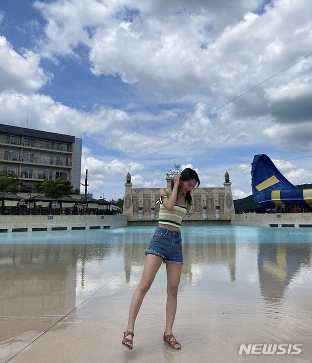 On Monday, Binnie posted several photos on her Instagram account with emoticons.In the photo, Binnie is wearing hot pants and sleeveless sleeves that are well suited to hot summers in the background of a water park.In other photos, she is staring at the camera with a fresh smile.On the other hand, OH MY GIRL, which Binnie belongs to, has completed the title song Dun Dun Dance of the mini album 8th album.