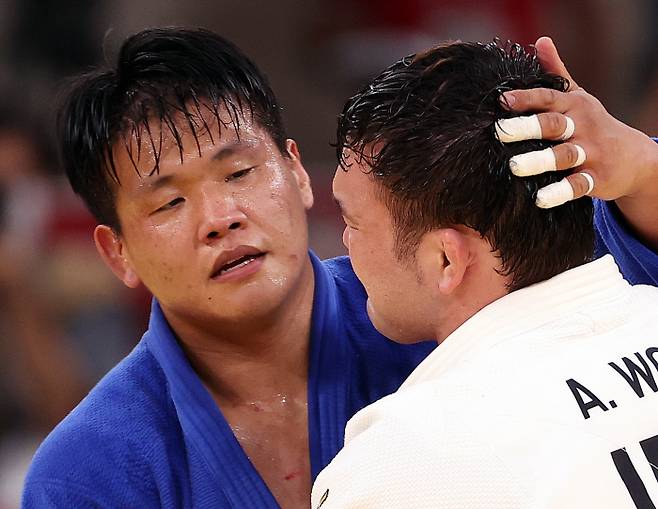 29일 일본 도쿄 무도관에서 열린 도쿄올림픽 유도 남자 -100kg급 결승 경기에서 한국 조구함이 일본 에런 울프에게 패배한 뒤 울프를 안아주고 있다. 연합뉴스