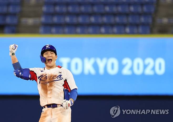 [올림픽] '역전' (요코하마=연합뉴스) 이지은 기자 = 29일 일본 요코하마 야구장에서 열린 도쿄올림픽 야구 B조 1차전 한국과 이스라엘의 경기.  7회말 2사 2루 상황에서 오지환이 역전 2루타를 날린 뒤 포효하고 있다. 2021.7.29 jieunlee@yna.co.kr