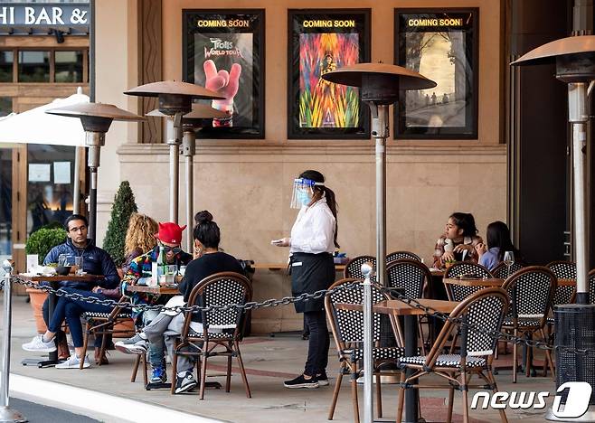 미국 로스앤젤레스의 한 야외 레스토랑 © AFP=뉴스1
