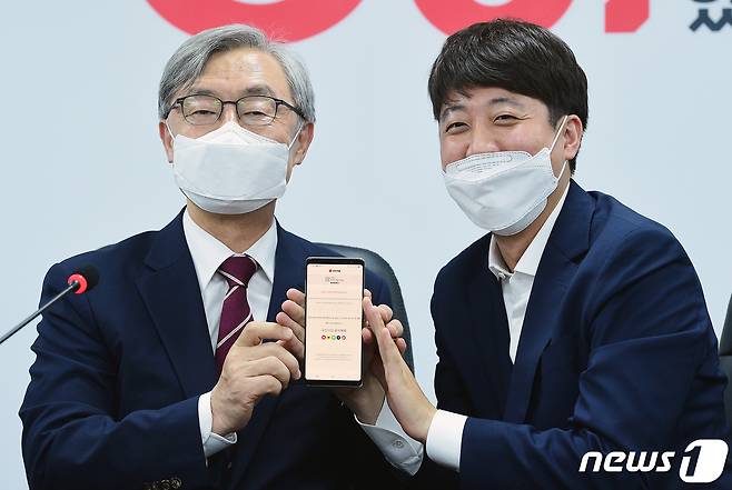 이준석 국민의힘 대표가 15일 서울 여의도 국민의힘 중앙당사에서 열린 최재형 전 감사원장의 입당식에서 입당신청이 완료된 최 전 원장의 핸드폰을 보여주고 있다. 2021.7.15/뉴스1 © News1 오대일 기자