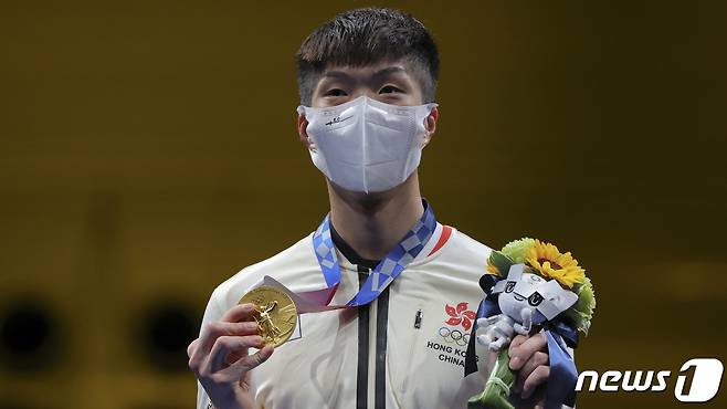 올림픽 금메달을 딴 홍콩 펜싱 국가대표 청카룽. © 로이터=뉴스1
