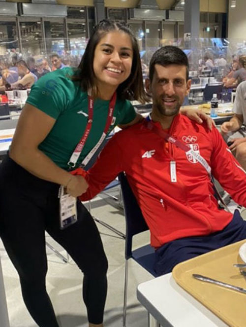 멕시코 역도 선수 아나 로페스 페레르(왼쪽)도 선수촌 식당에서 만난 조코비치와 어깨동무를 한 사진을 올리며 ‘위대한 조코비치와 함께’라고 적었다.아나 로페스 페레르 인스타그램
