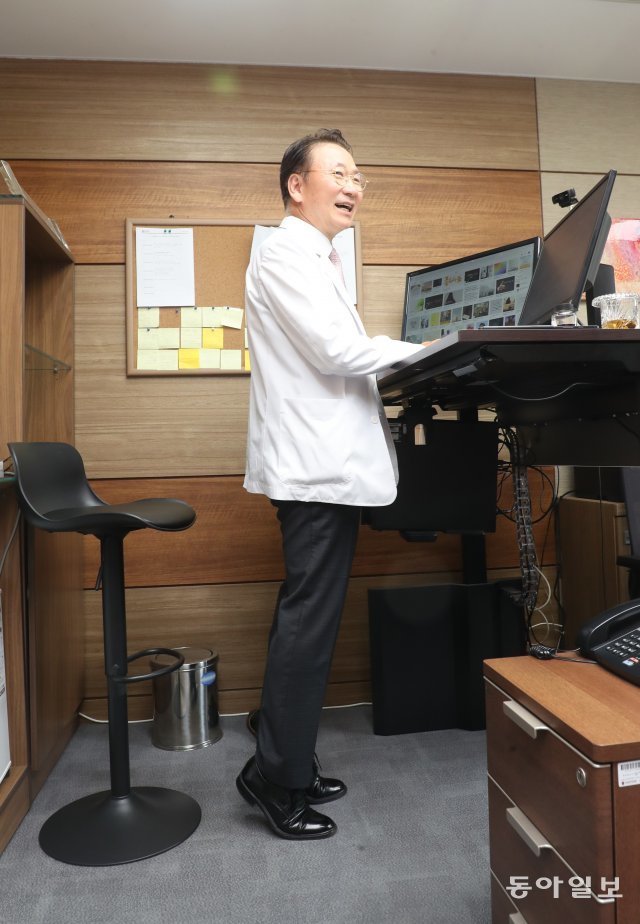 김영훈 고려대 의무부총장은 집무실에서 일할 때 ‘까치발 세우기’를 3~5초씩 수시로 한다. 김동주 기자 zoo@donga.com