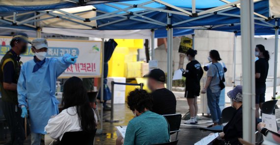 0시 기준 1674명의 신규 코로나19 확진자가 발생한 지난 29일 서울 은평구보건소에 설치된 선별진료소에서 시민들이 검사를 받기 위해 대기하고 있다. 2021.07.29. mangusta@newsis.com /사진=뉴시스
