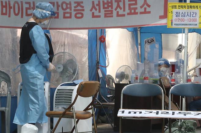 부산 사하구보건소 선별진료소에서 의료진이 냉방기 바람을 쐬고 있다. 연합뉴스