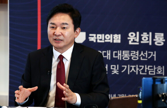 원희룡 제조지사가 지난 25일 대선 출마를 알리는 기자간담회를 열고 있다. 연합뉴스