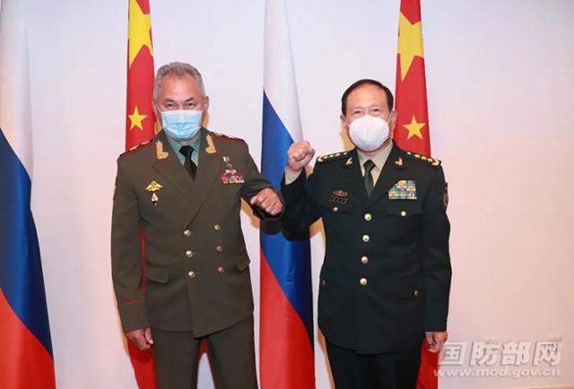 세르게이 쇼이구(왼쪽) 러시아 국방장관과 웨이펑허 중국 국방부장이 28일 타지키스탄 두샨베에서 열린 상하이협력기구 회원국 국방장관 회의에서 양자회담을 갖고 기념촬영을 하고 있다. 중국 국방부 제공