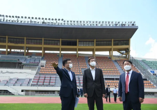 Busan Mayor Park Heong-joon announces plans to redevelop Gudeok Stadium while visiting Seo-gu as the third destination in his 15-minute Busan City Vision Tour on the morning of July 27. Yonhap News