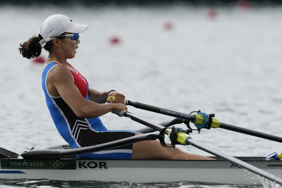 Jeong Hye-jeong competes in the women's rowing single sculls final at the 2020 Summer Olympics, Friday, July 30, 2021, in Tokyo, Japan. [AP/YONHAP]