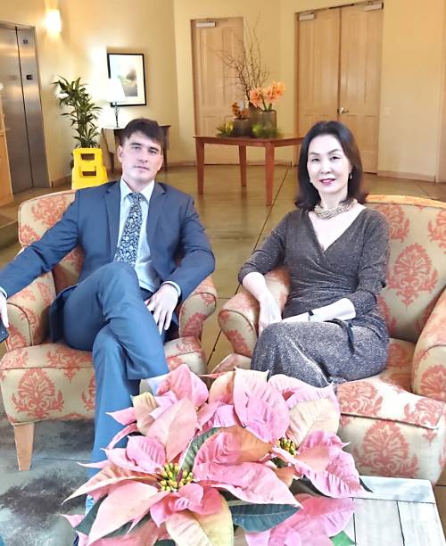 럭비 국가대표 김진(왼쪽)이 어머니 김동수 동덕여대 모델과 교수와 함께 찍은 사진. 김진은 해외 진출 모델 1세대인 어머니의 고국 한국으로 2017년 특별귀화해 2020 도쿄올림픽에 나섰다. 김동수 교수 제공