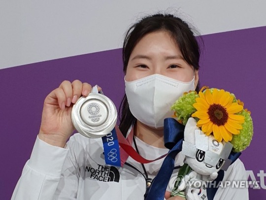 (도쿄=연합뉴스)김민정이 30일 일본 도쿄 아사카 사격장에서 열린 도쿄올림픽 사격 여자 25ｍ 권총 시상식에서 은메달을 보여주고 있다.