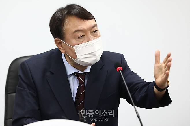 ▲윤석열 국민의힘 대선 예비후보가 30일 오후 서울 여의도 국민의힘 당사에서 입당원서를 제출한 뒤 가진 기자회견에서 취재진들의 질문에 답하고 있다. ⓒ민중의소리