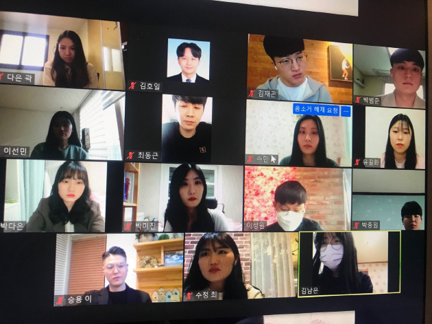 대구경북 대학연합 금융동아리 'DIS'회원들이 영상 스터디를 하고 있는 모습.(사진제공-DIS)