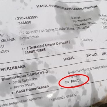 인도네시아의 한 시민이 노점에서 튀김을 구매했다가 포장지에 충격받은 사연을 전했다. /사진=인스타그램 캡처