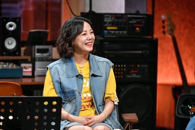 The first recording scene for the six-man Lala Land has been released.Channel As new music entertainment Legend Music Classroom - Lala Land (planned by Seo Hye-seung / director Lim Jung-gyu, hereinafter Lala Land), which will be broadcasted on August 10th, will be accompanied by sincere performers who gather to sing to the Korean Legend singer.As the first teacher, Lee Seung-chul, a Legend singer, will give his own singing know-how to Shin Dong-yup - Kim Jong-un - Lee Yoo-ri - Jo Se-ho - Go Eun-a - Hwang Kwang-hee.In this regard, the first recording scene behind the first Lala Land six people to breathe for the first time is revealed, raising expectations.The six cast members who matched the dress code with Cheongcheong Fashion, a symbol of retro, greet each other in a cheerful atmosphere in the studio of the Music Cafe concept.The bright smile and unique visuals of the six people catch the eye, and make you feel the big energy from the first shooting.