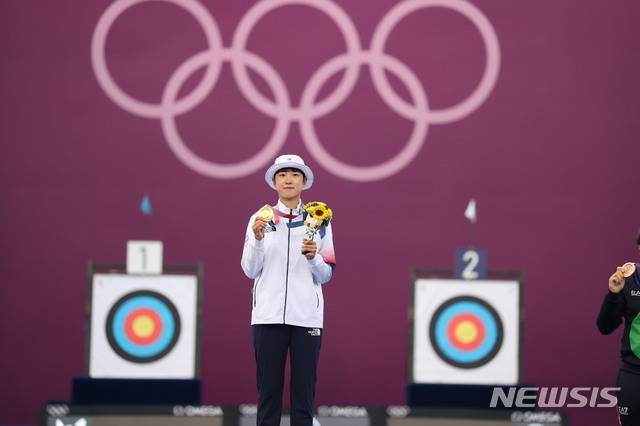 [도쿄(일본)=뉴시스] 최진석 기자 = 대한민국 양궁 대표팀 안산이 30일 일본 도쿄 유메노시마 양궁장에서 열린 2020 도쿄올림픽 양궁 여자 개인 결승 러시아올림픽위원회 옐레나 오시포바와의 경기에서  있다. 2021.07.30. myjs@newsis.com