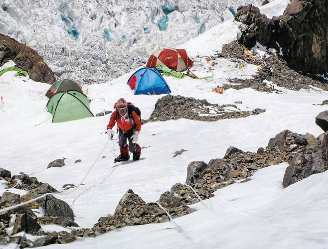 캠프1에서 캠프2를 향해 오르는 중. K2. 2009년.