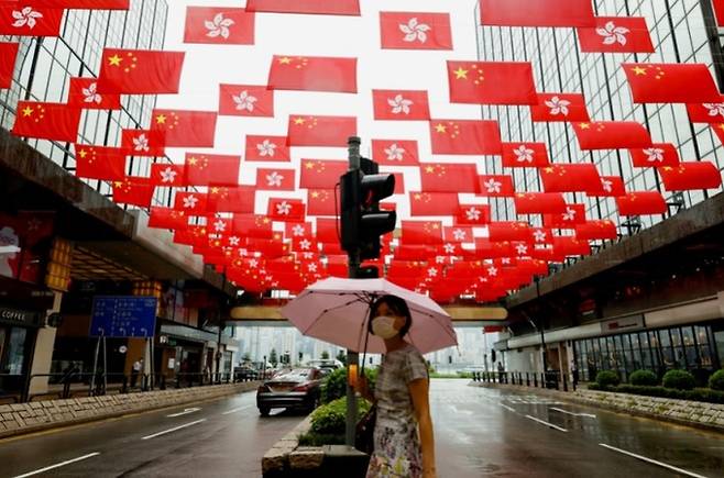 중국 공산당 창당 100주년 기념일(7월 1일)을 사흘 앞둔 지난달 28일 홍콩의 한 쇼핑몰 거리에 중국 국기 ‘오성홍기’와 홍콩을 상징하는 깃발이 나란히 걸려 있다. 세계일보 자료사진