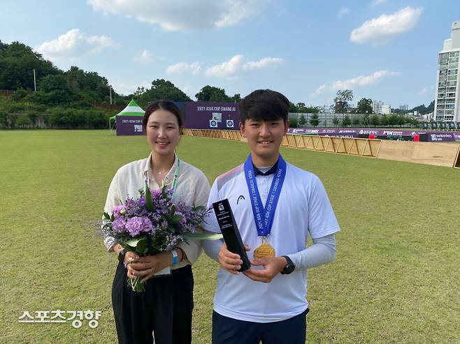 김제덕이 지난달 광주에서 열린 아시아컵 1차대회에서 개인전과 단체전 금메달을 딴 후 경북일고 황효진 코치(왼쪽)와 함께 기념촬영을 하고 있다. 황효진 코치 제공