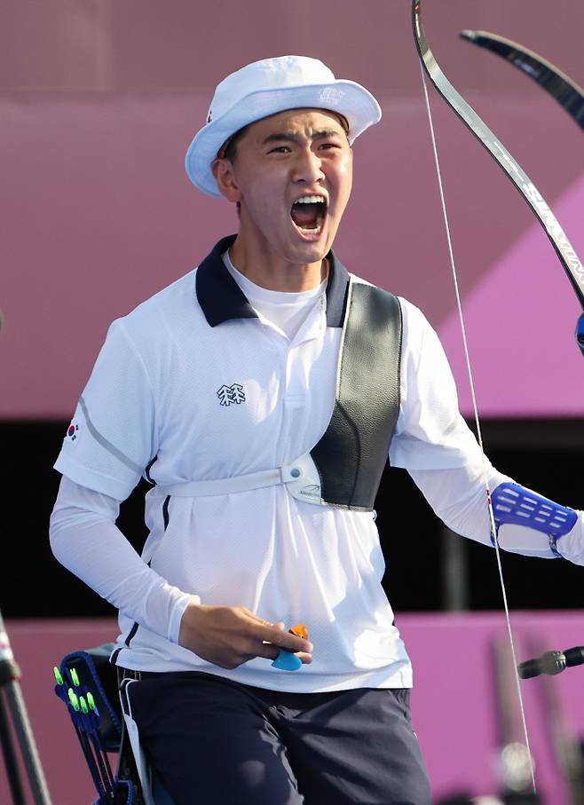 양궁 국가대표 김제덕이 지난 24일 일본 도쿄 유메노시마 공원 양궁장에서 열린 도쿄올림픽 혼성 결승전 네덜란드와의 경기에서 금메달을 획득하자 환호하고 있다. 연합뉴스