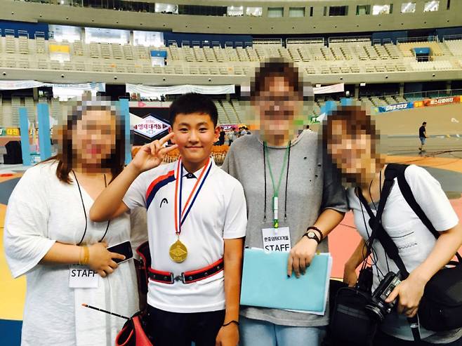 김제덕(왼쪽에서 두 번째)이 지난 2016년 7월 광명 스피돔에서 진행된 SBS ‘영재발굴단’ 촬영 중 제작진과 기념촬영을 하고 있다. SBS 황성준PD 제공