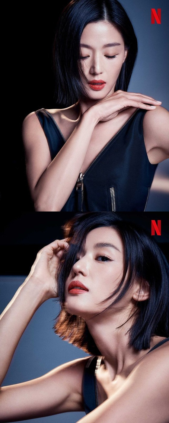 On the 30th, Netflix Korea said in its official Instagram account, If you feel the bending of Asins life in that expression and gesture...?I brought unpublished picture cuts of Jun Ji-hyun actor for those who can not get out of Asin like me. In the photo, Jun Ji-hyun is shown. Jun Ji-hyun boasts a unique Aura.