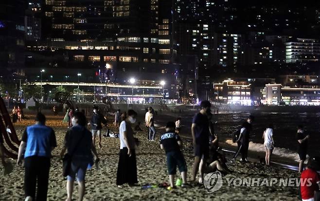 열대야에 지친 해운대의 밤 [연합뉴스 자료 사진]