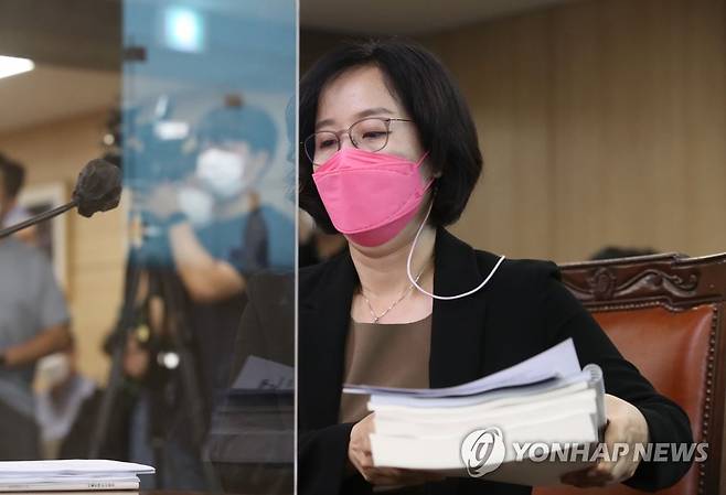 김현아 서울주택도시공사(SH) 사장 후보자가 27일 오전 서울 중구 서울시의회 별관에서 열린 인사청문회에서 자료를 정리하고 있다. [연합뉴스 자료사진]