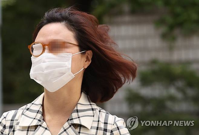 지난해 9월 서울중앙지법에 출석하는 정경심 동양대 교수 정경심 동양대 교수가 지난해 9월 8일 오전 서울 서초구 서울중앙지방법원에서 열린 속행공판에 출석하기 위해 법정으로 향하고 있다. 2020.9.8 [연합뉴스 자료사진]