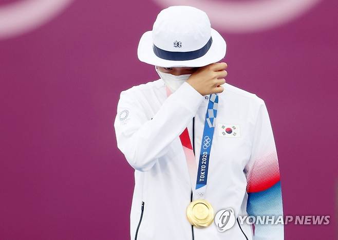[올림픽] 안산, 3관왕 눈물 (도쿄=연합뉴스) 손형주 기자 = 안산이 30일 일본 유메노시마 공원 양궁장에서 열린 도쿄올림픽 양궁 여자 개인전 결승에서 러시아올림픽위원회의 옐레나 오시포바를 상대로 승리하며 금메달을 확정지은 뒤 시상대에서 눈물을 닦고 있다. 혼성 단체전, 여자 단체전에서 2개의 금메달을 목에 건 안산은 개인전 결승에서도 승리해 사상 첫 올림픽 양궁 3관왕이 됐다. 2021.7.30 handbrother@yna.co.kr